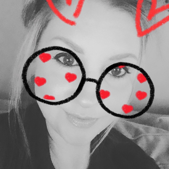 🖤 Meet your posher, Tiffany Alyce 🖤 - Picture 2 of 9